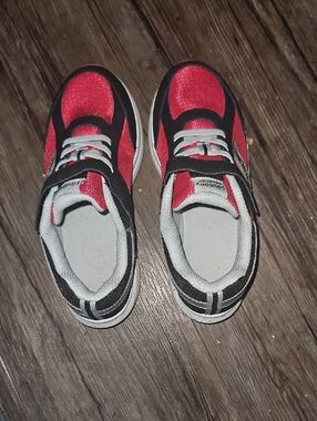 Like New Saucony SIZE 3 Red and Black Kids Athletic Sneakers